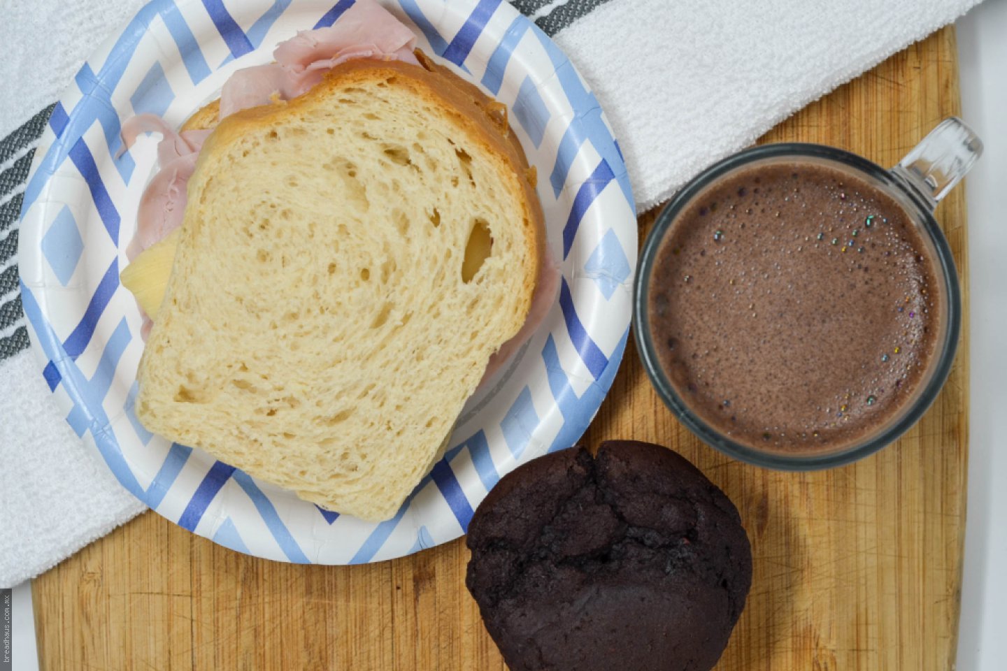 Sándwich Natural, Chocolate Caliente y Muffin